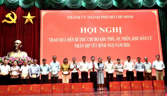 Qu&agrave; Tết th&agrave;nh ủy TPHCM trao đến b&iacute; thư chi bộ khu phố , ấp , th&ocirc;n kh&oacute; khăn 2026 - Ảnh 4.