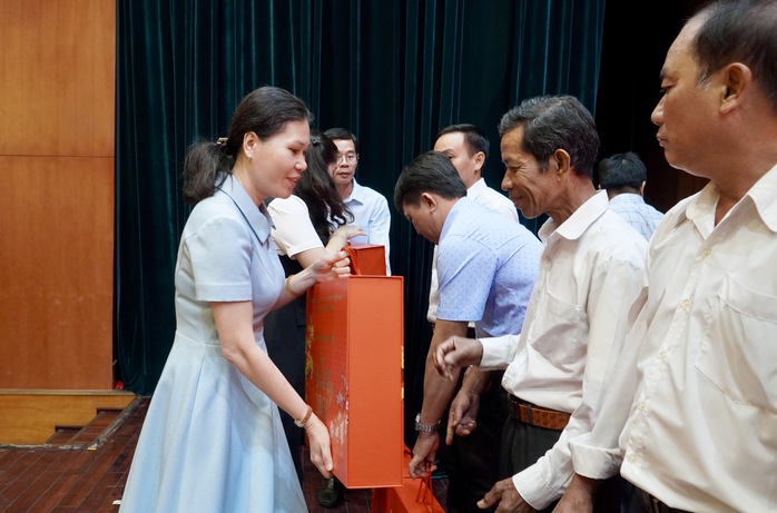 Qu&agrave; Tết th&agrave;nh ủy TPHCM trao đến b&iacute; thư chi bộ khu phố , ấp , th&ocirc;n kh&oacute; khăn 2026 - Ảnh 3.