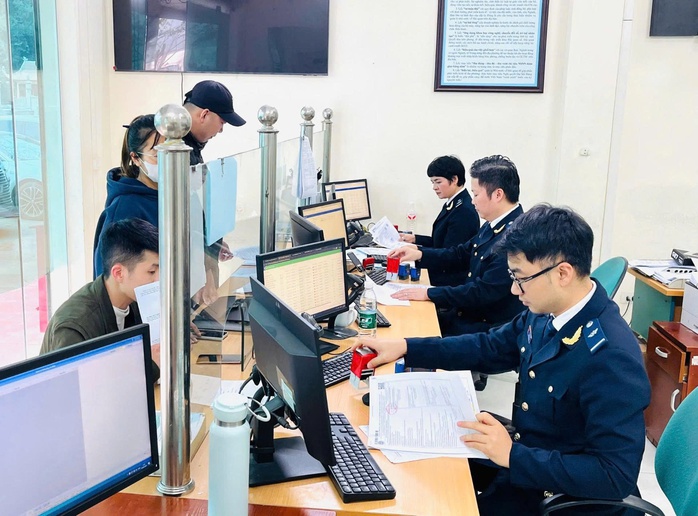 H&agrave;ng h&oacute;a &ugrave;n tắc nhanh ch&oacute;ng th&ocirc;ng quan - Ảnh 1.