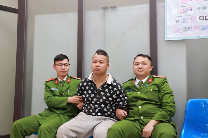 Bất ngờ về nh&acirc;n th&acirc;n đối tương một m&igrave;nh x&ocirc;ng v&agrave;o ng&acirc;n h&agrave;ng cướp tiền - Ảnh 1.