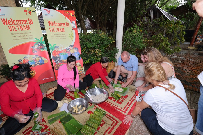 Du kh&aacute;ch nước ngo&agrave;i h&agrave;o hứng với Tết Việt - Ảnh 1.