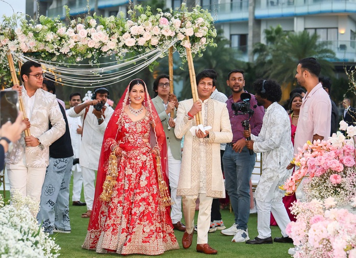 Cặp đ&ocirc;i Ấn Độ "mở h&agrave;ng" cho du lịch cưới Đ&agrave; Nẵng năm 2026 - Ảnh 1.
