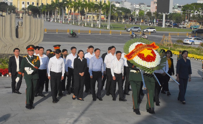 Thường trực Ban B&iacute; thư Trần Cẩm T&uacute; thăm Đ&agrave; Nẵng , ch&uacute;c Tết 2026 cho người d&acirc;n - Ảnh 1.