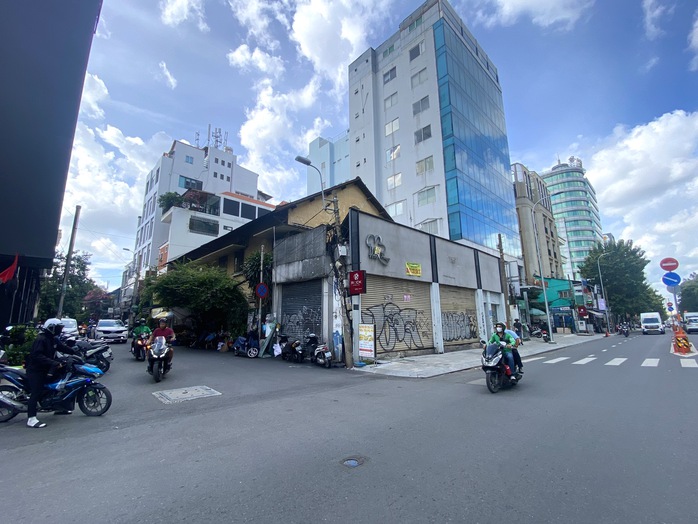 TPHCM: Lắp đặt biển b&aacute;o t&ecirc;n đường Phạm Khắc - Ảnh 1.