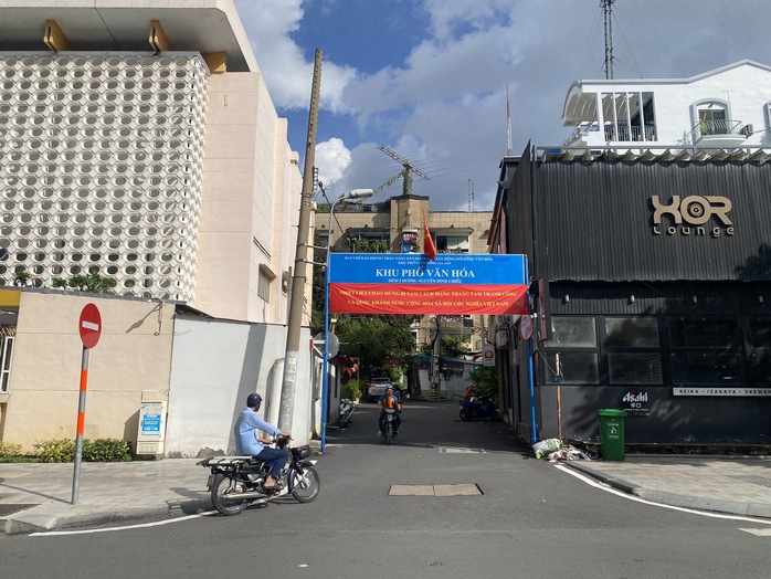 TPHCM: Lắp đặt biển b&aacute;o t&ecirc;n đường Phạm Khắc - Ảnh 3.