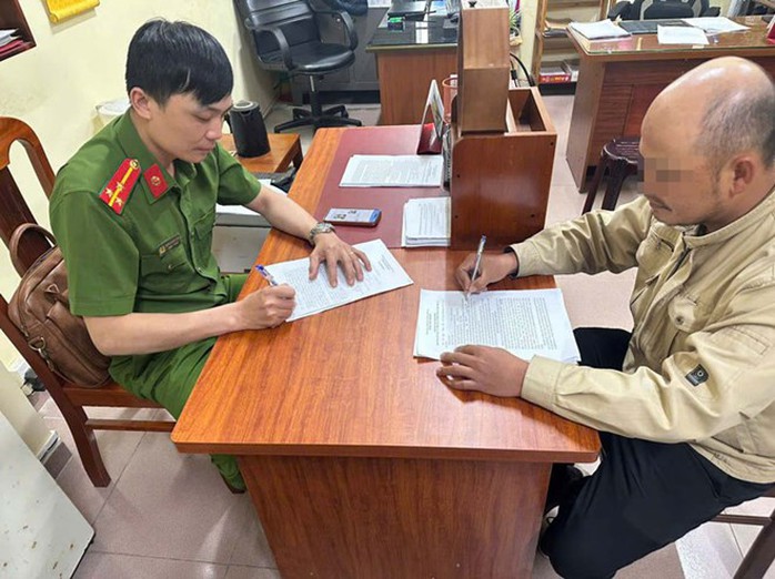 C&ocirc;ng an l&agrave;m việc với người chặt nh&aacute;nh hoa mai anh đ&agrave;o ở Đ&agrave; Lạt 2026 - Ảnh 3.