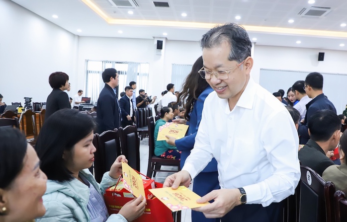 Thường trực Ban B&iacute; thư Trần Cẩm T&uacute; thăm Đ&agrave; Nẵng , ch&uacute;c Tết 2026 cho người d&acirc;n - Ảnh 4.