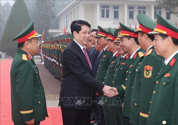 Chủ tịch nước Lương Cường thăm, ch&uacute;c Tết Qu&acirc;n khu 2 v&agrave; Sư đo&agrave;n 316 - Ảnh 1.