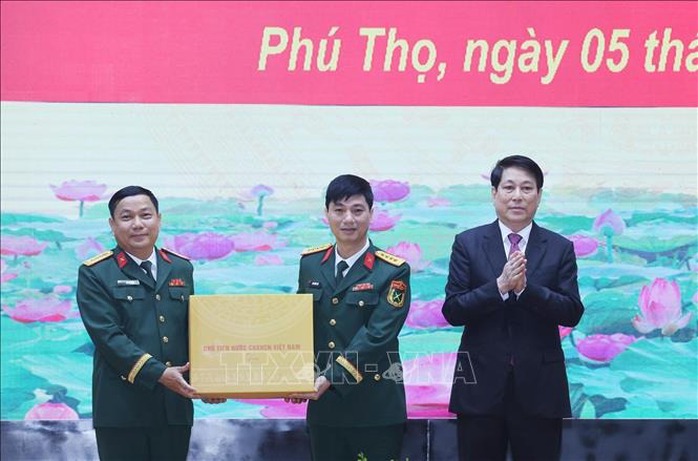 Chủ tịch nước Lương Cường thăm, ch&uacute;c Tết Qu&acirc;n khu 2 v&agrave; Sư đo&agrave;n 316 - Ảnh 3.