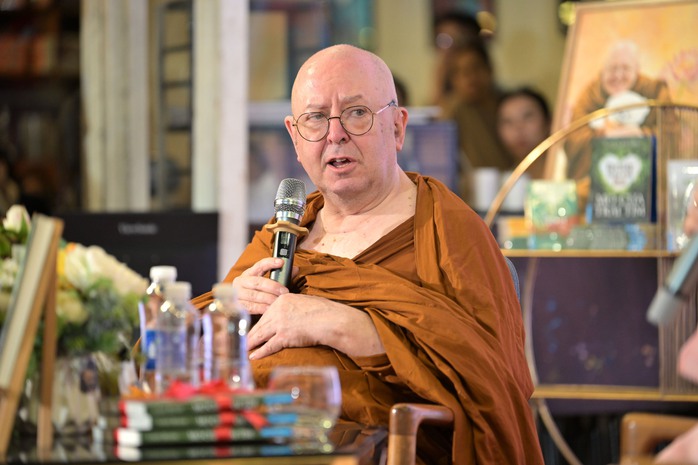 H&agrave;ng trăm người chen k&iacute;n đường s&aacute;ch giao lưu c&ugrave;ng thiền sư Ajahn Brahm - Ảnh 1.