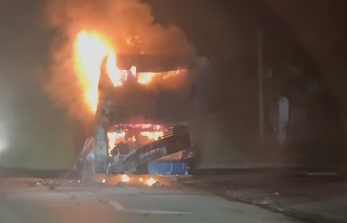 Xe kh&aacute;ch biển số TP HCM chở 9 người bốc ch&aacute;y ng&ugrave;n ngụt tr&ecirc;n đường tr&aacute;nh - Ảnh 1.