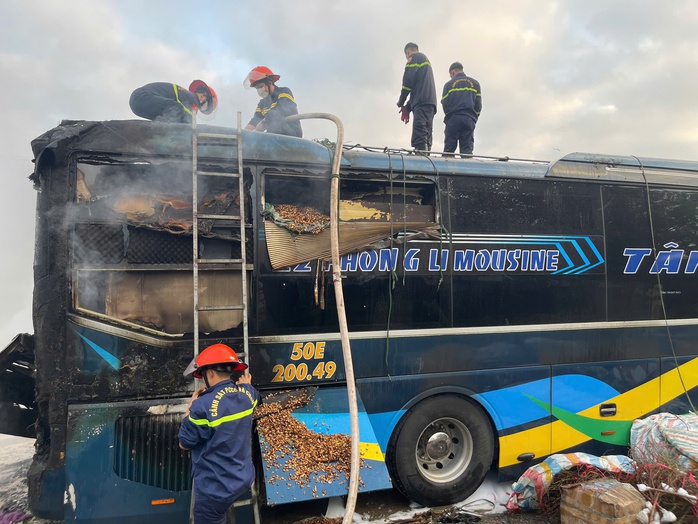 Xe kh&aacute;ch biển số TP HCM chở 9 người bốc ch&aacute;y ng&ugrave;n ngụt tr&ecirc;n đường tr&aacute;nh - Ảnh 2.