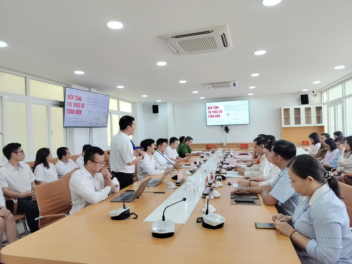 Chuyển đổi số phải lấy phục vụ người d&acirc;n l&agrave;m trọng t&acirc;m - Ảnh 1.