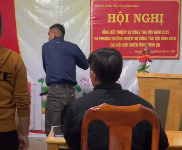 Chồng nữ th&ocirc;n trưởng dọa ch&eacute;m người trong cuộc họp chi bộ th&ocirc;n ở Đắk Lắk - Ảnh 1.