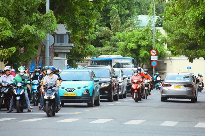 Dự b&aacute;o thời tiết h&ocirc;m nay, 6-2: TPHCM v&agrave; Nam Bộ nắng n&oacute;ng, tia UV cao - Ảnh 1.