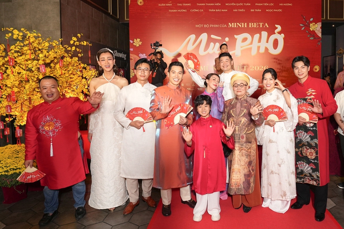 Vợ chồng Hồ Quang Hiếu - Tu&ecirc;̣ Như, Kh&aacute;nh Thi - Phan Hiển t&igrave;nh tứ thảm đỏ - Ảnh 7.