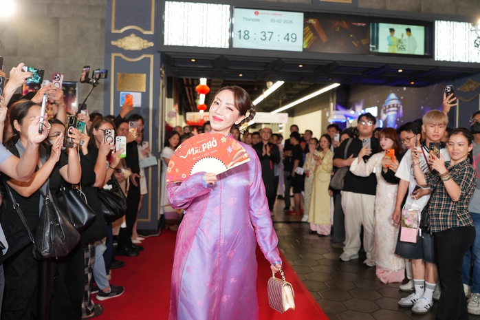 Vợ chồng Hồ Quang Hiếu - Tu&ecirc;̣ Như, Kh&aacute;nh Thi - Phan Hiển t&igrave;nh tứ thảm đỏ - Ảnh 8.