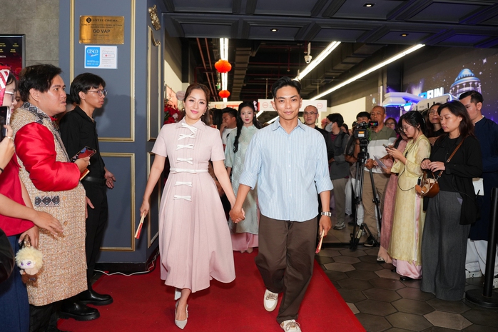 Vợ chồng Hồ Quang Hiếu - Tu&ecirc;̣ Như, Kh&aacute;nh Thi - Phan Hiển t&igrave;nh tứ thảm đỏ - Ảnh 1.