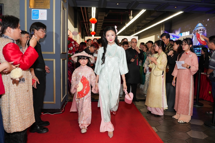 Vợ chồng Hồ Quang Hiếu - Tu&ecirc;̣ Như, Kh&aacute;nh Thi - Phan Hiển t&igrave;nh tứ thảm đỏ - Ảnh 4.