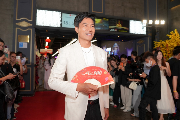 Vợ chồng Hồ Quang Hiếu - Tu&ecirc;̣ Như, Kh&aacute;nh Thi - Phan Hiển t&igrave;nh tứ thảm đỏ - Ảnh 5.