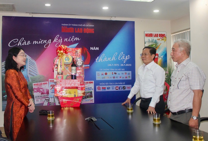 L&atilde;nh đạo LĐLĐ TPHCM thăm, ch&uacute;c Tết B&aacute;o Người Lao Động - Ảnh 1.