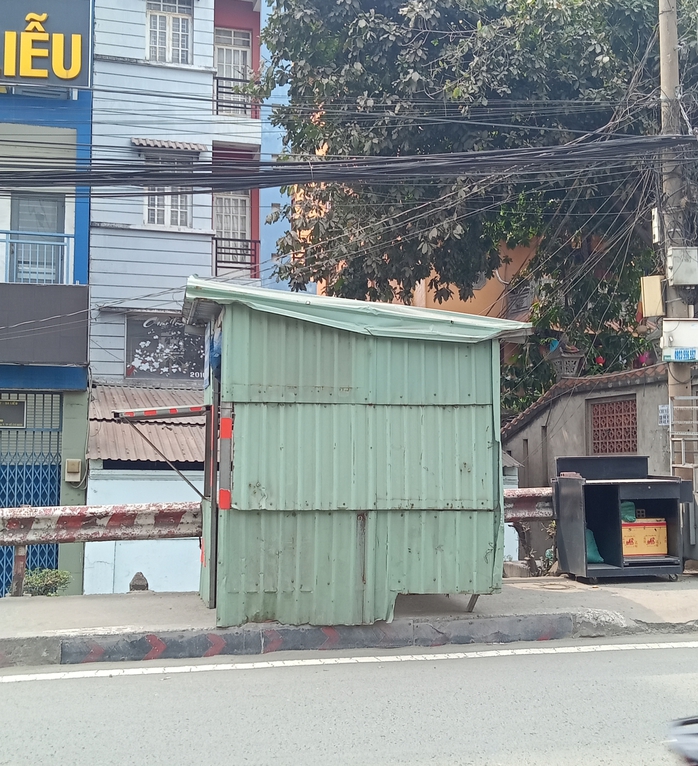 L&ocirc; cốt lấn lối đi bộ tr&ecirc;n cầu - Ảnh 1.