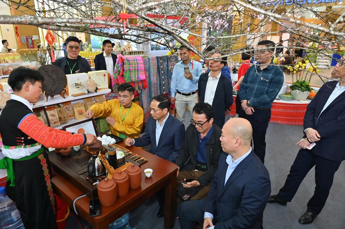 Ph&oacute; Thủ tướng B&ugrave;i Thanh Sơn trải nghiệm kh&ocirc;ng gian Hội chợ M&ugrave;a Xu&acirc;n 2026 - Ảnh 5.