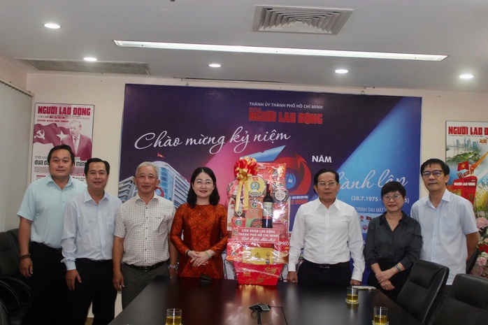 L&atilde;nh đạo LĐLĐ TPHCM thăm, ch&uacute;c Tết B&aacute;o Người Lao Động - Ảnh 3.