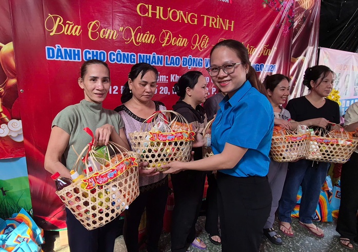 Người lao động vui xu&acirc;n, đ&oacute;n Tết - Ảnh 1.