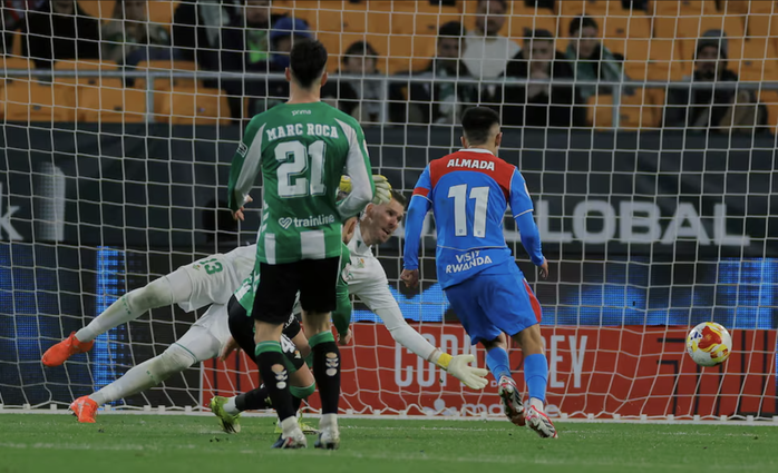 B&aacute;n kết C&uacute;p Nh&agrave; vua gọi t&ecirc;n Atletico Madrid - Ảnh 6.