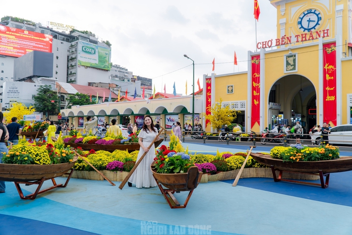 Video: Nhiều du kh&aacute;ch v&agrave; người d&acirc;n khen ngợi "&aacute;o mới" của chợ Bến Th&agrave;nh dịp xu&acirc;n B&iacute;nh Ngọ - Ảnh 1.