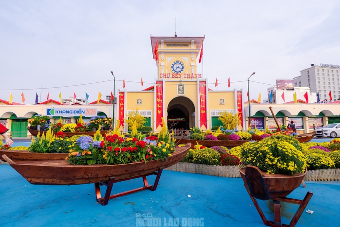 Video: Nhiều du kh&aacute;ch v&agrave; người d&acirc;n khen ngợi "&aacute;o mới" của chợ Bến Th&agrave;nh dịp xu&acirc;n B&iacute;nh Ngọ - Ảnh 2.