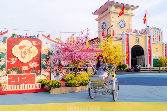 Video: Nhiều du kh&aacute;ch v&agrave; người d&acirc;n khen ngợi "&aacute;o mới" của chợ Bến Th&agrave;nh dịp xu&acirc;n B&iacute;nh Ngọ - Ảnh 3.