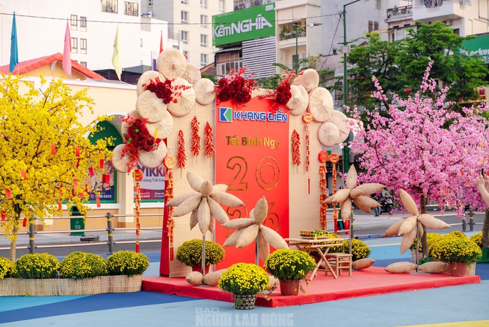 Video: Nhiều du kh&aacute;ch v&agrave; người d&acirc;n khen ngợi "&aacute;o mới" của chợ Bến Th&agrave;nh dịp xu&acirc;n B&iacute;nh Ngọ - Ảnh 6.