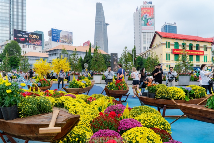 Video: Nhiều du kh&aacute;ch v&agrave; người d&acirc;n khen ngợi "&aacute;o mới" của chợ Bến Th&agrave;nh dịp xu&acirc;n B&iacute;nh Ngọ - Ảnh 7.