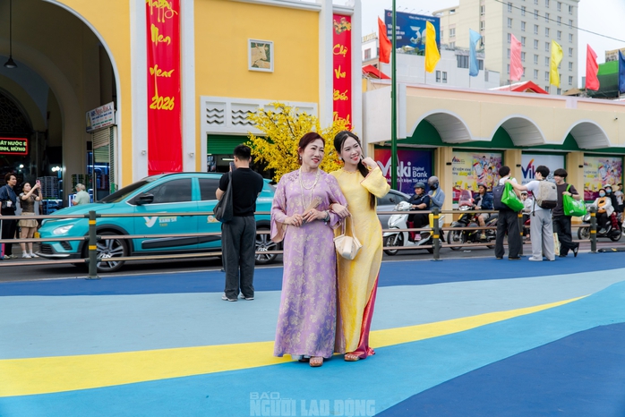 Video: Nhiều du kh&aacute;ch v&agrave; người d&acirc;n khen ngợi "&aacute;o mới" của chợ Bến Th&agrave;nh dịp xu&acirc;n B&iacute;nh Ngọ - Ảnh 9.