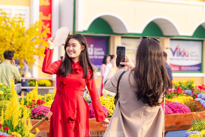 Video: Nhiều du kh&aacute;ch v&agrave; người d&acirc;n khen ngợi "&aacute;o mới" của chợ Bến Th&agrave;nh dịp xu&acirc;n B&iacute;nh Ngọ - Ảnh 10.