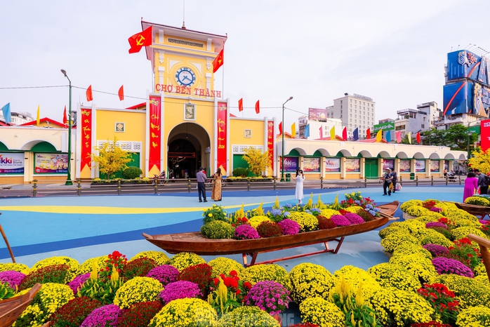 Video: Nhiều du kh&aacute;ch v&agrave; người d&acirc;n khen ngợi "&aacute;o mới" của chợ Bến Th&agrave;nh dịp xu&acirc;n B&iacute;nh Ngọ - Ảnh 11.