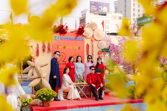 Video: Nhiều du kh&aacute;ch v&agrave; người d&acirc;n khen ngợi "&aacute;o mới" của chợ Bến Th&agrave;nh dịp xu&acirc;n B&iacute;nh Ngọ - Ảnh 13.