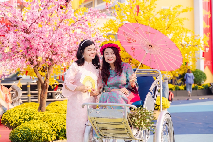 Video: Nhiều du kh&aacute;ch v&agrave; người d&acirc;n khen ngợi "&aacute;o mới" của chợ Bến Th&agrave;nh dịp xu&acirc;n B&iacute;nh Ngọ - Ảnh 15.