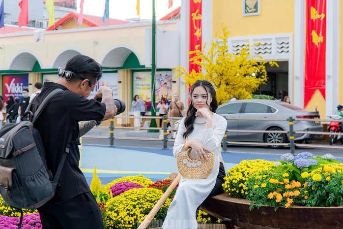 Video: Nhiều du kh&aacute;ch v&agrave; người d&acirc;n khen ngợi "&aacute;o mới" của chợ Bến Th&agrave;nh dịp xu&acirc;n B&iacute;nh Ngọ - Ảnh 17.