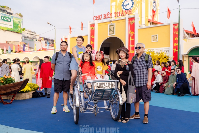 Video: Nhiều du kh&aacute;ch v&agrave; người d&acirc;n khen ngợi "&aacute;o mới" của chợ Bến Th&agrave;nh dịp xu&acirc;n B&iacute;nh Ngọ - Ảnh 18.