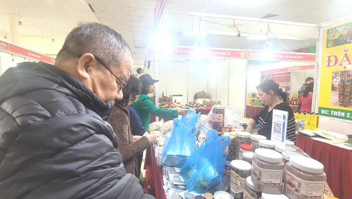 Đặc sản 3 miền Nổi bật Tại hội chợ Tết 2026 ở H&agrave; Nội - Ảnh 4.