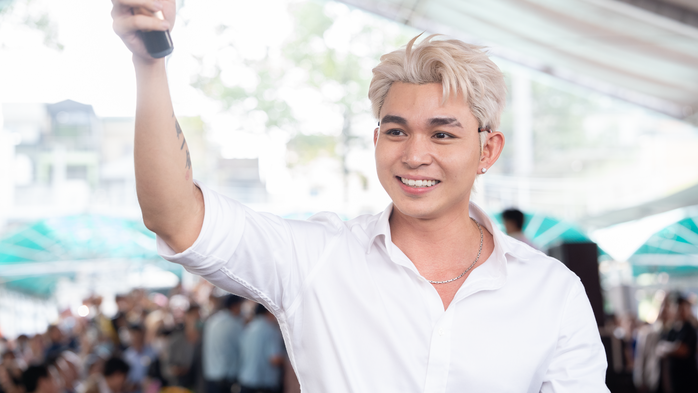 Đi kh&aacute;m bệnh, bất ngờ được đ&oacute;n Tết giữa đường hoa ở Bệnh viện Chợ Rẫy - Ảnh 11.