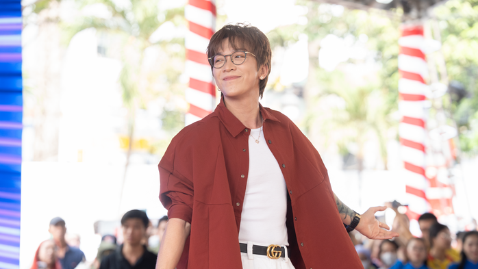 Đi kh&aacute;m bệnh, bất ngờ được đ&oacute;n Tết giữa đường hoa ở Bệnh viện Chợ Rẫy - Ảnh 10.