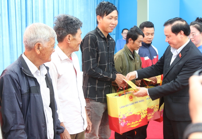 Ph&oacute; Chủ tịch Quốc hội Nguyễn Khắc Định trao qu&agrave; Tết cho c&ocirc;ng nh&acirc;n, người d&acirc;n v&ugrave;ng lũ Kh&aacute;nh H&ograve;a - Ảnh 2.