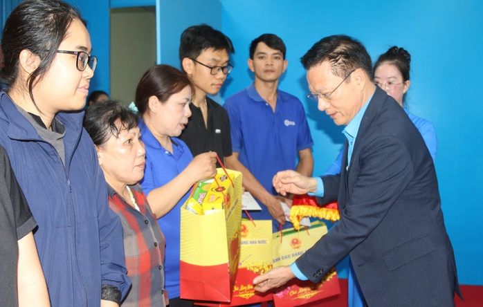 Ph&oacute; Chủ tịch Quốc hội Nguyễn Khắc Định trao qu&agrave; Tết cho c&ocirc;ng nh&acirc;n, người d&acirc;n v&ugrave;ng lũ Kh&aacute;nh H&ograve;a - Ảnh 4.