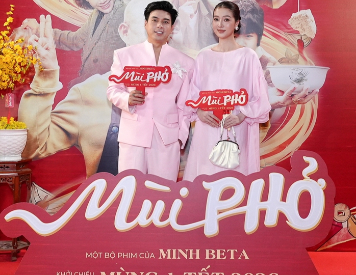 Vợ chồng Hồ Quang Hiếu - Tu&ecirc;̣ Như, Kh&aacute;nh Thi - Phan Hiển t&igrave;nh tứ thảm đỏ - Ảnh 2.