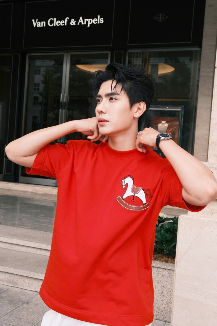 Ca sĩ Phạm Anh Tuấn hội ngộ ba c&ocirc; đ&agrave;o t&agrave;i sắc trong MV Xu&acirc;n - Ảnh 2.