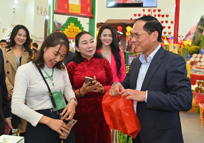 Ph&oacute; Thủ tướng B&ugrave;i Thanh Sơn trải nghiệm kh&ocirc;ng gian Hội chợ M&ugrave;a Xu&acirc;n 2026 - Ảnh 3.